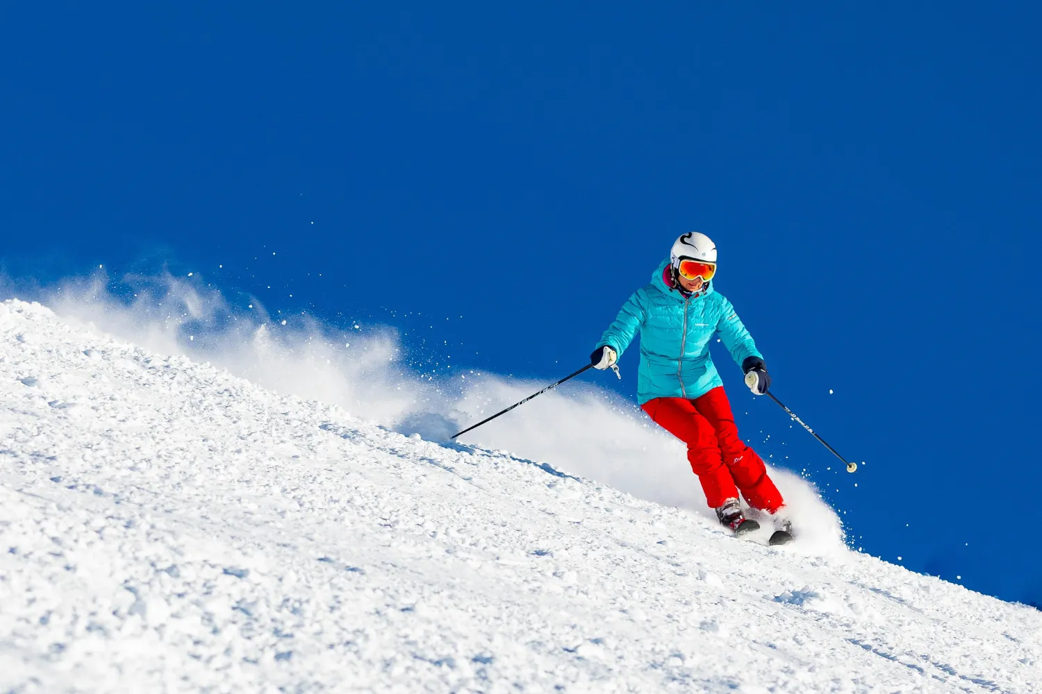 Chic Womens Ski Outfits to Stay Warm & Stylish on Slopes