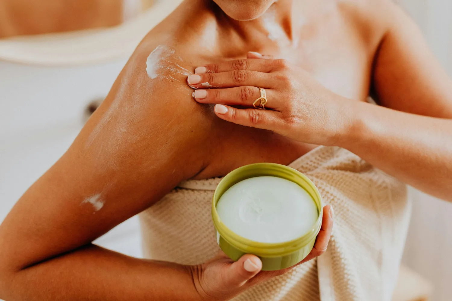 Best Tanning Bed Lotion for Dark, Smooth & Lasting Glow